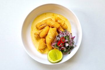 Chicharrón de calamar mit Salsa in einem weißen Teller.