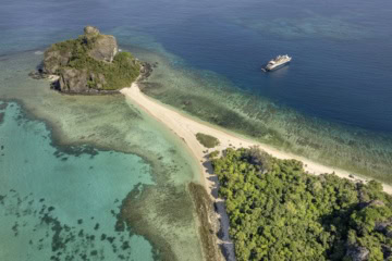 MS Caledonian Sky vor den Sacred Islands auf Fidschi