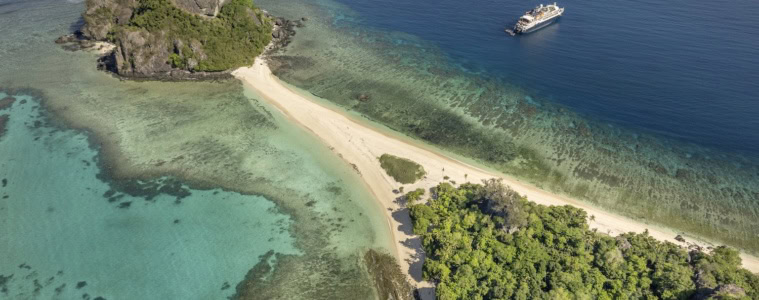 MS Caledonian Sky vor den Sacred Islands auf Fidschi