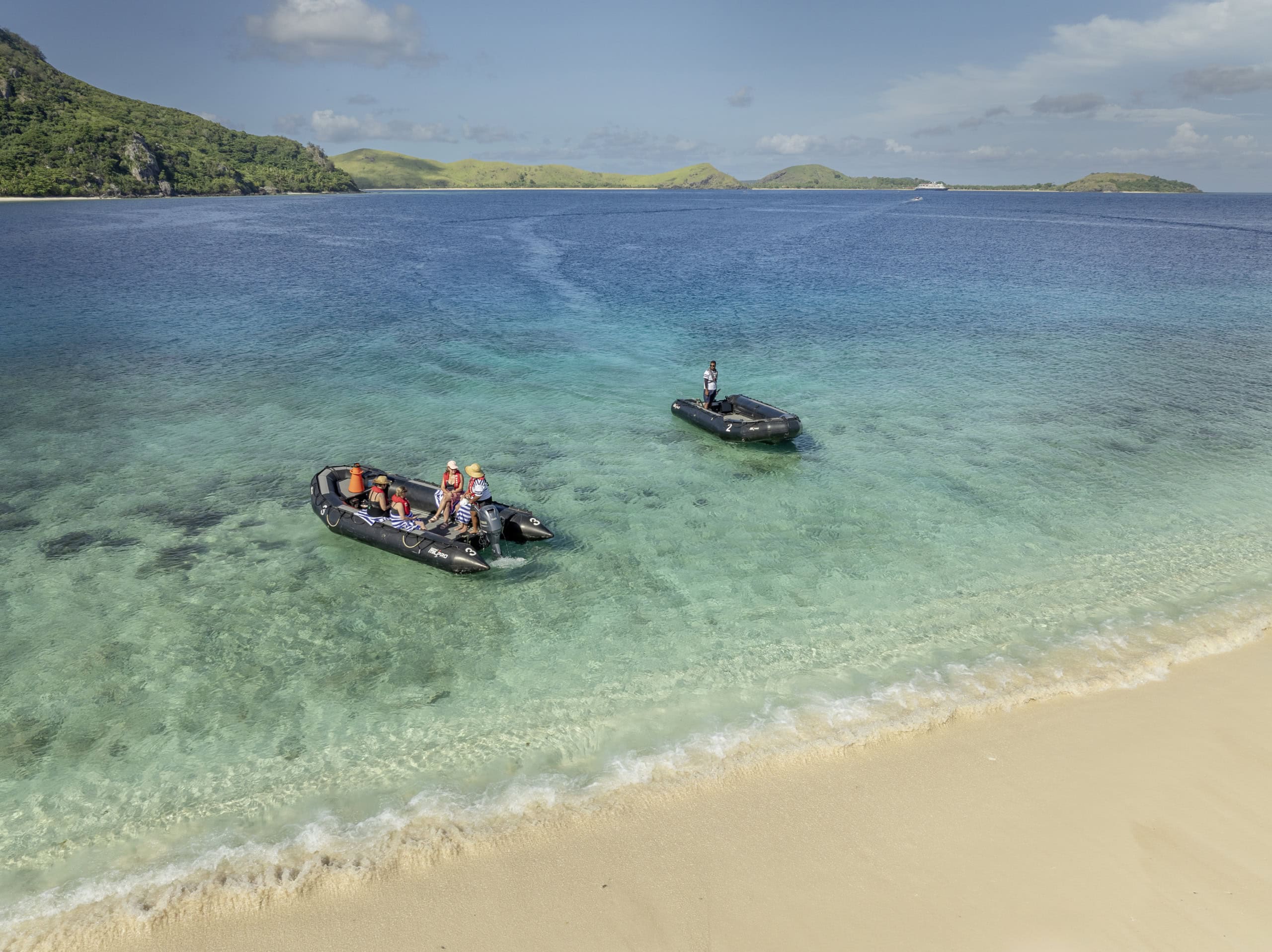Mit kleinen Booten setzt man auf Monruki Island über