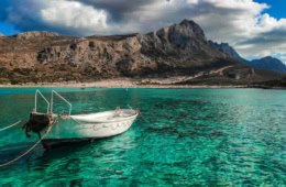 Boot im türkisen Wasser am Balos Beach auf Kreta