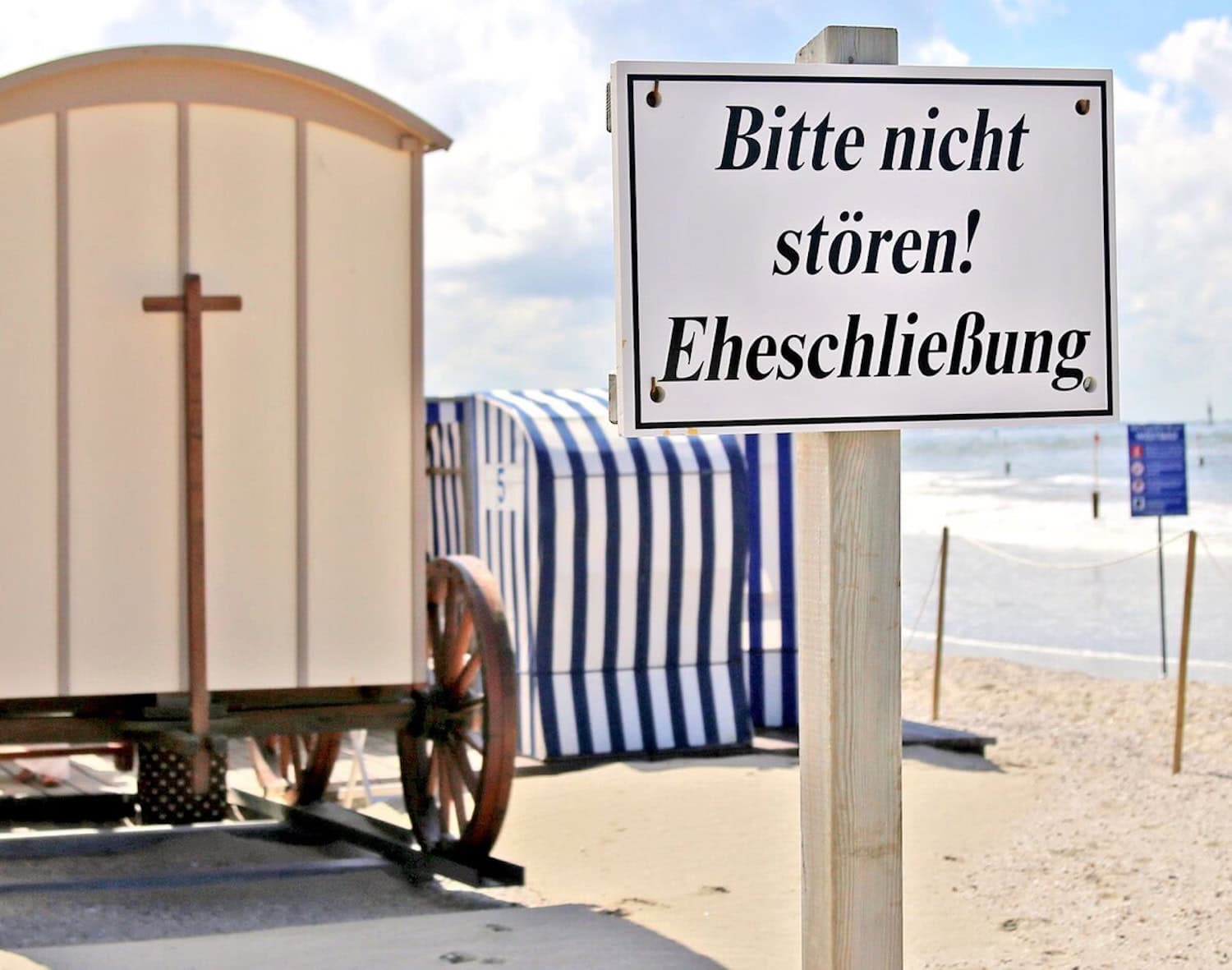 Wenn Liebespaare im historischen Badekarren heiraten, heißt es "Bitte nicht stören" am Strand von Norderney.