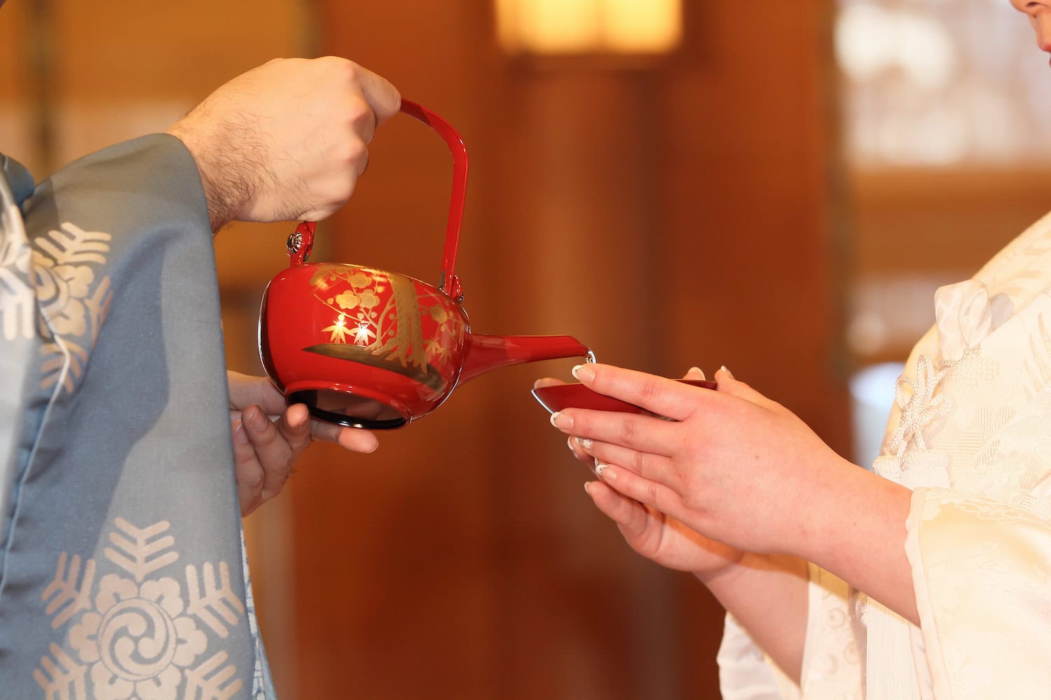 alternative Hochzeitsritual: Sake-Zeremonie bei einer japanischen Hochzeit