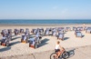 Frau mit Fahrrad im Norderney-Urlaub