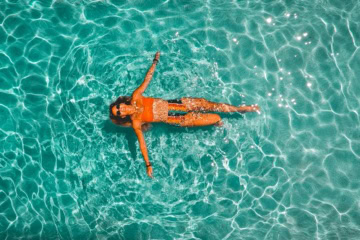Frau schwimmt im Pool