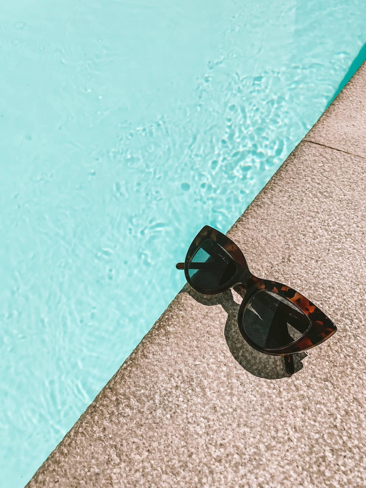 Sonnenbrille an einem Pool