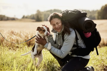 Frau mit Hund in Schweden