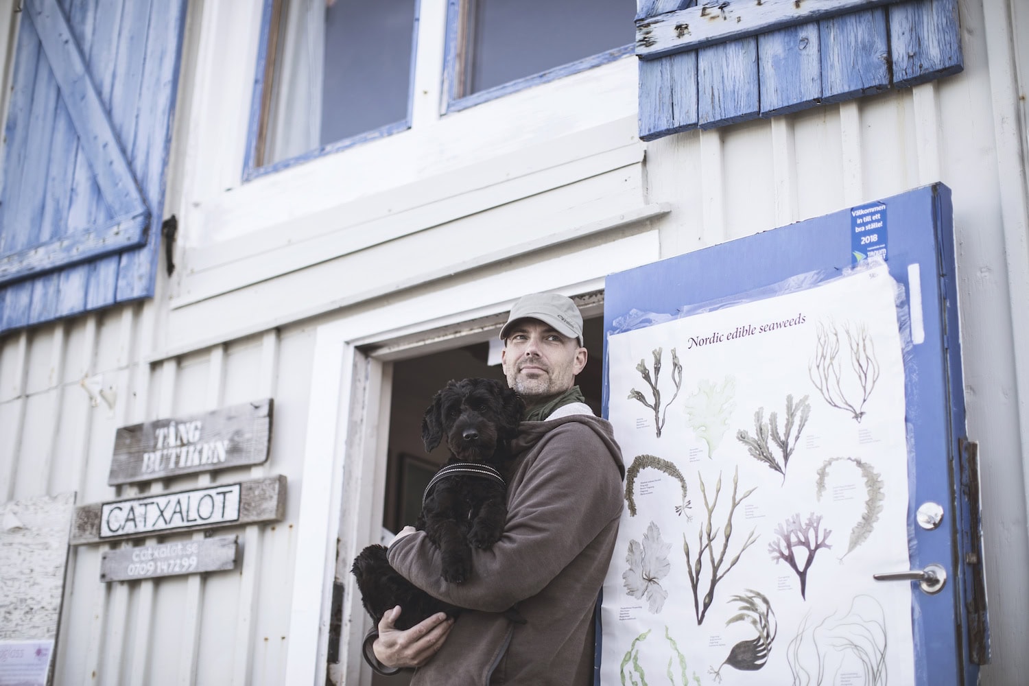 Mann mit einem Hund in Schweden