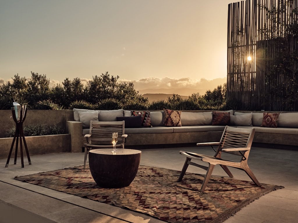 zwei Stühle im Sonnenlicht auf einer Terrasse im Olea All Suites Hotel