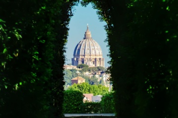 Blick auf Petersdom durchs Schlüsselloch vom Aventinhügel aus