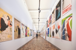 Flur mit Plakaten im Museum für Gestaltung, Zürich, Schweiz