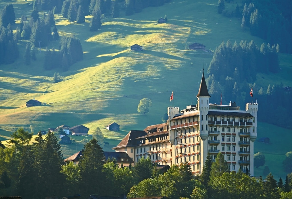 Das fünf Sterne Hotel Gstaad Palace bei Sonnenaufgang in Gstaad, Schweiz