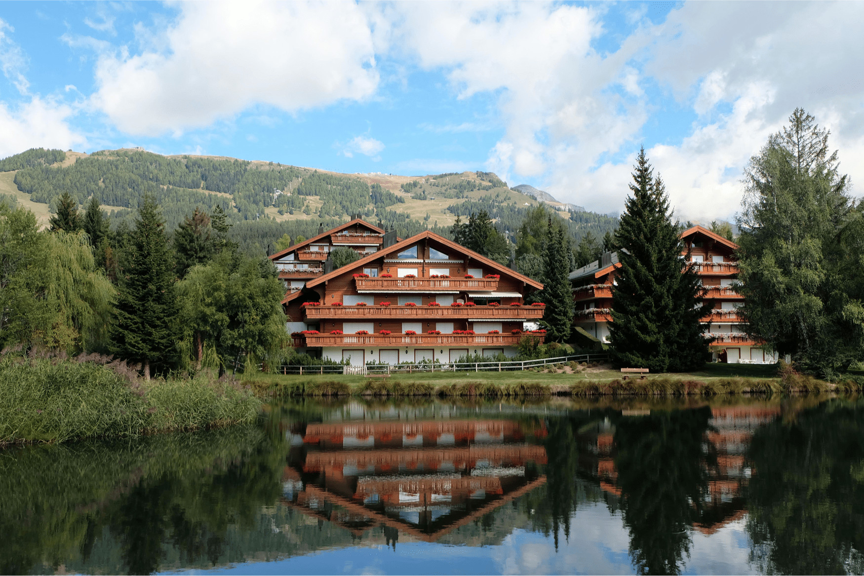 Haus mit Aussicht auf See und Berge in Crans-Montana, Schweiz