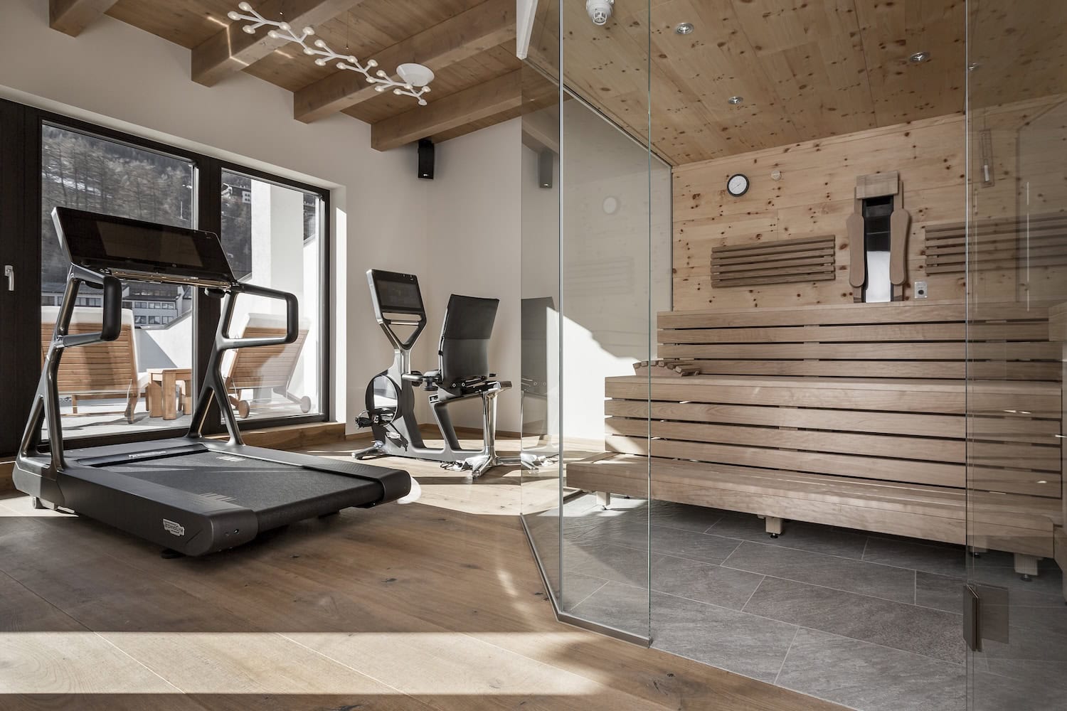 Firnessgeräte und eigene Sauna in der Präsidentensuite im Das Central in Sölden.