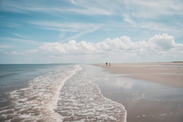 Strand auf Juist mit Wellen