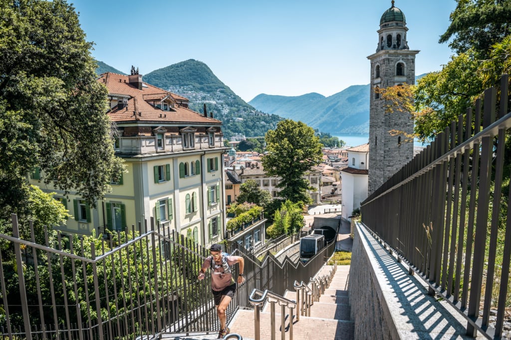 Extremsportler Filippo Rossi joggt die Treppen neben dem Funicolare hinauf, Lugano, Schweiz