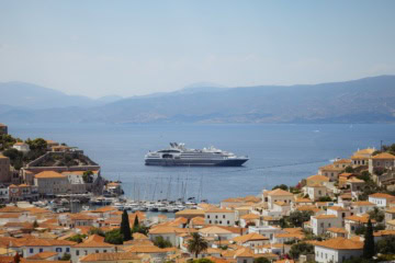 Kreuzfahrt mit PONANT vor Hydra in den Kykladen in Griechenland