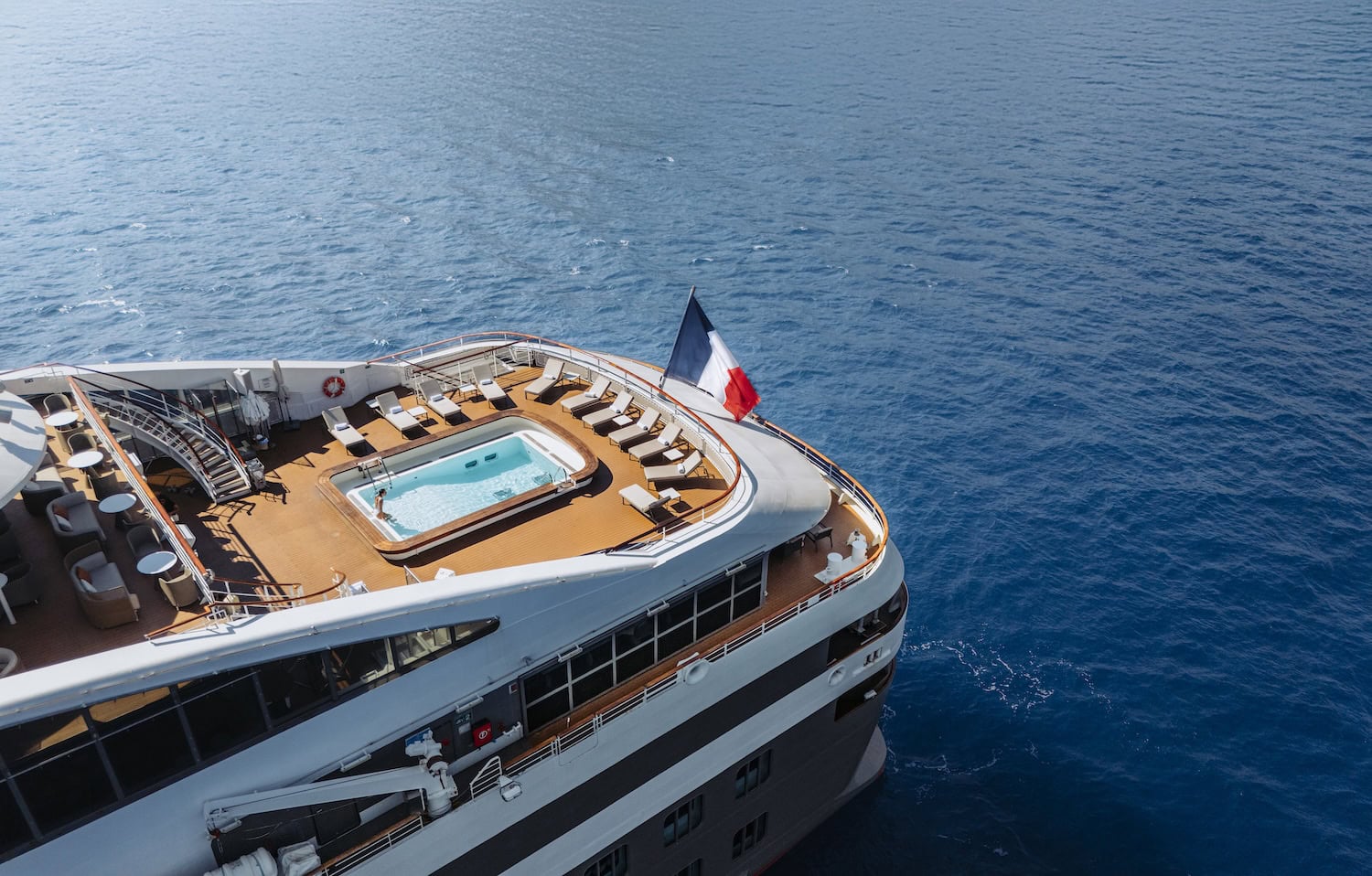 Entspannung pur auf dem Deck bei einer Kreuzfahrt mit PONANT