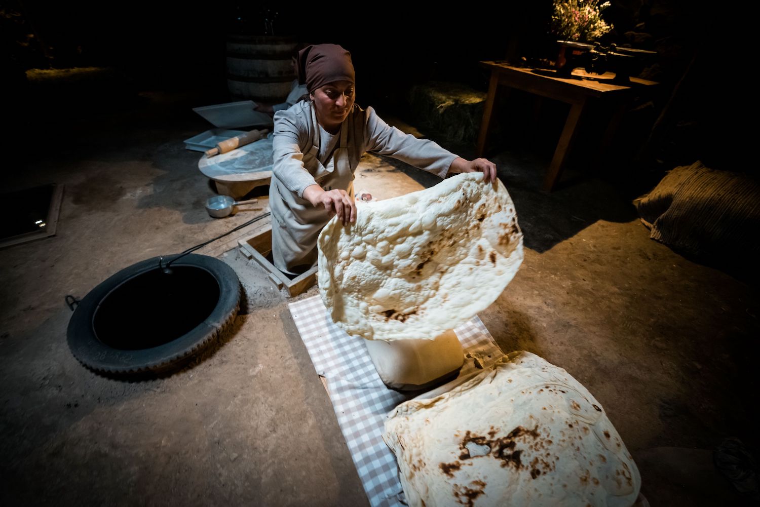 Frau backt Lavasch in Armenien