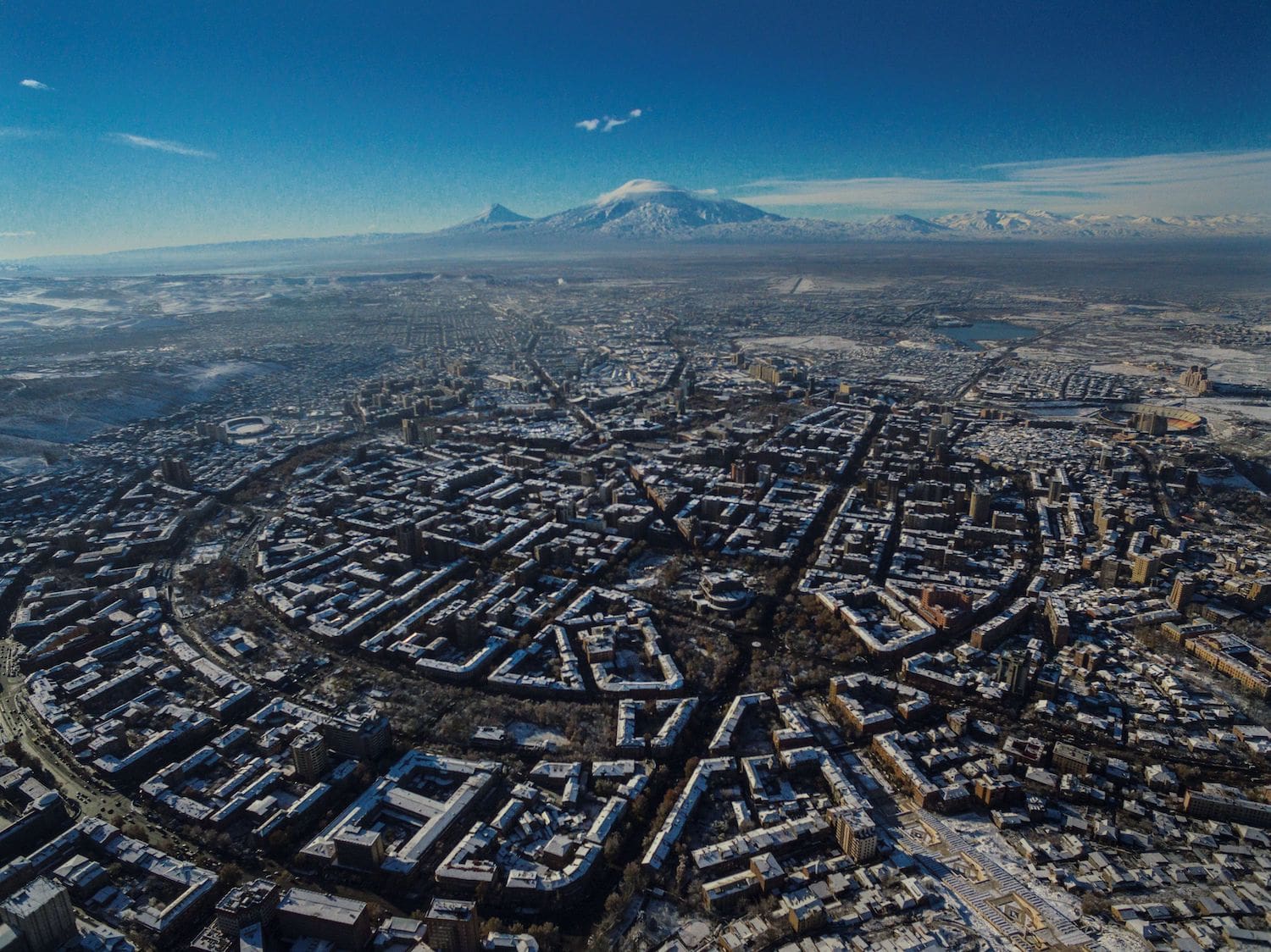 Jerewan von oben mit dem Berg Ararat im Hintergrund 