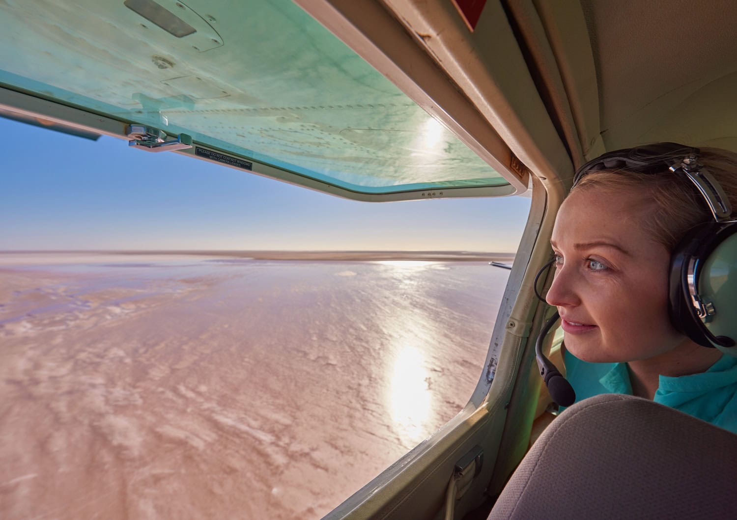 Frau in einem Flugzeug über dem Lake Eyre