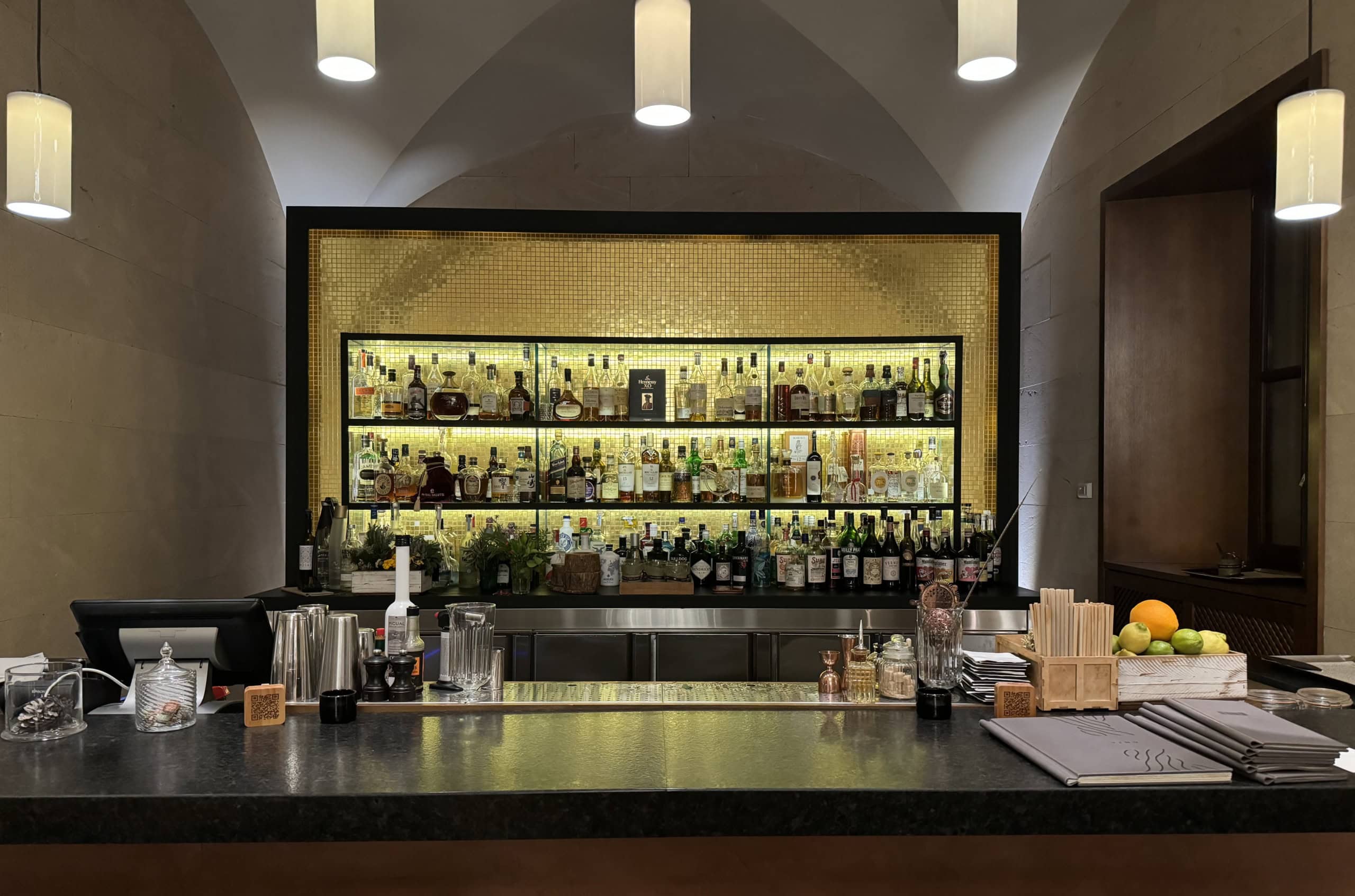 Die goldene Bar im Castell Son Claret. 