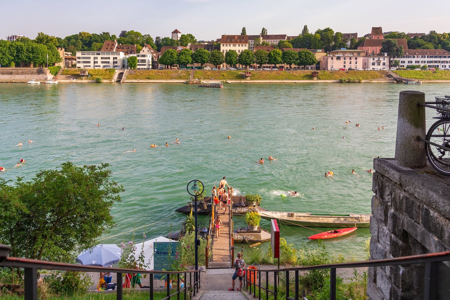 Menschen baden im Rhein in Basel