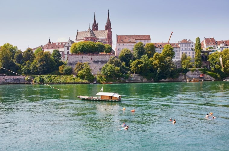Baden im Rhein vor der Kulisse von Basel