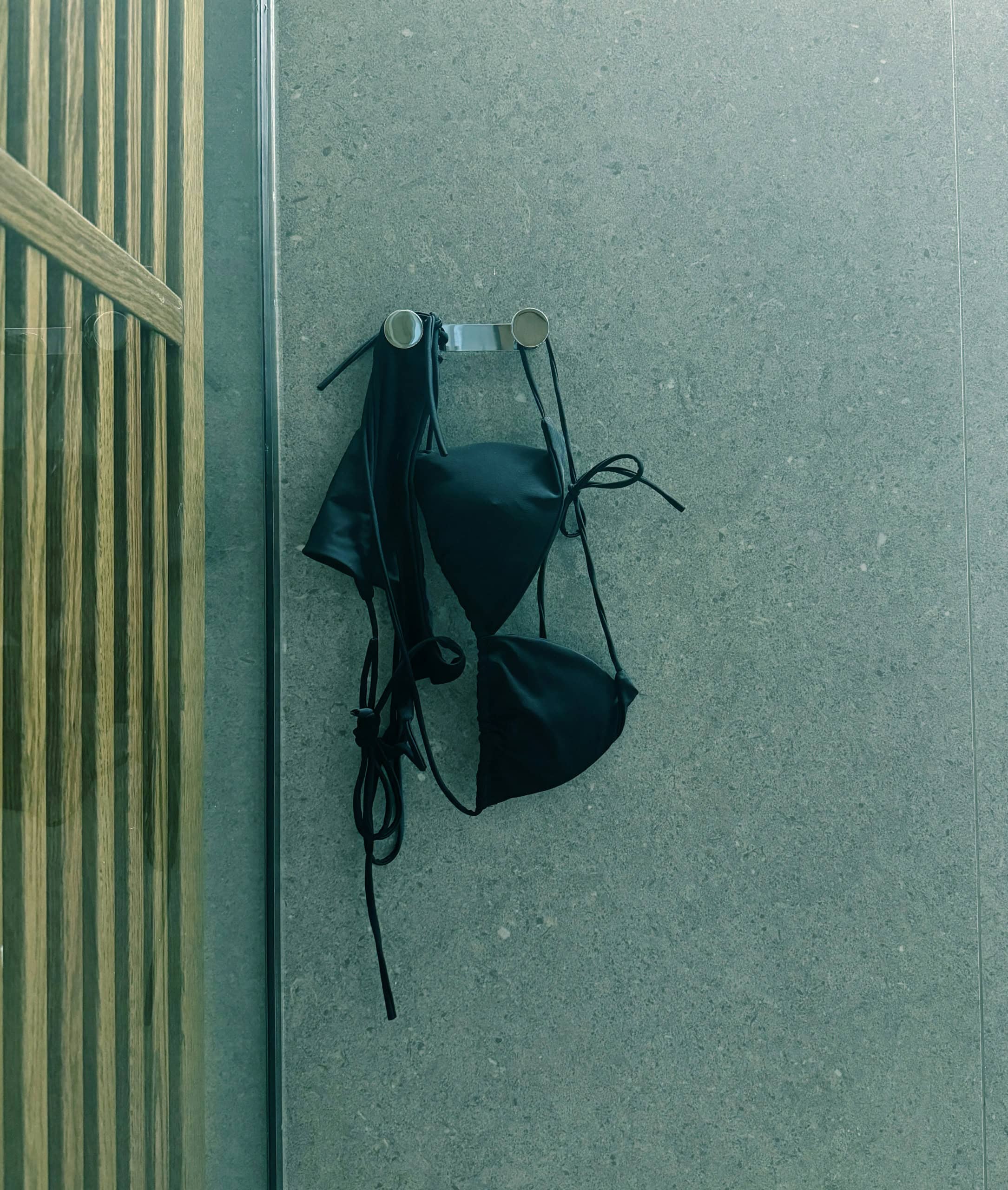 Bikini zum Trocknen nach dem Schimmen in der Seine