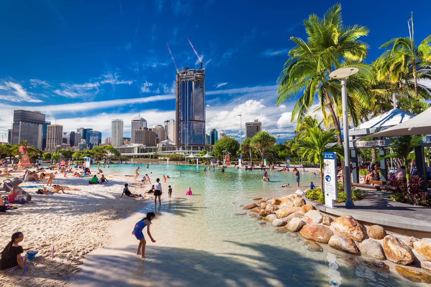 Der künstliche Stadtstrand in Brisbane im Southbank Parkland mit Blick auf die Skyline