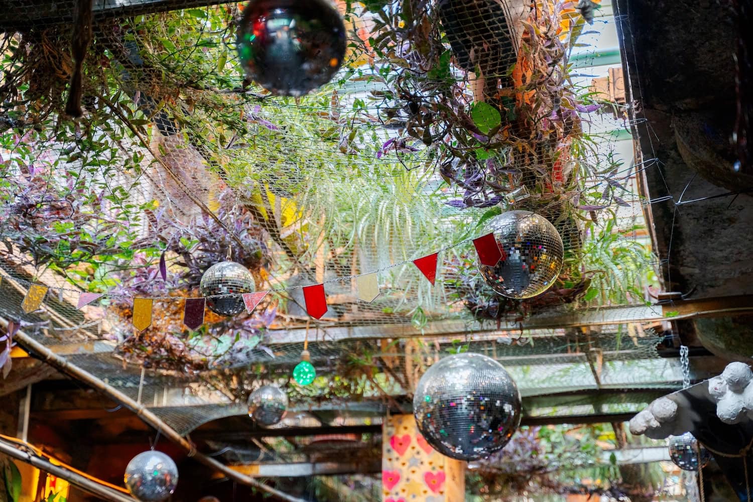 Diskokugeln im Szimpla Kert in Budapest