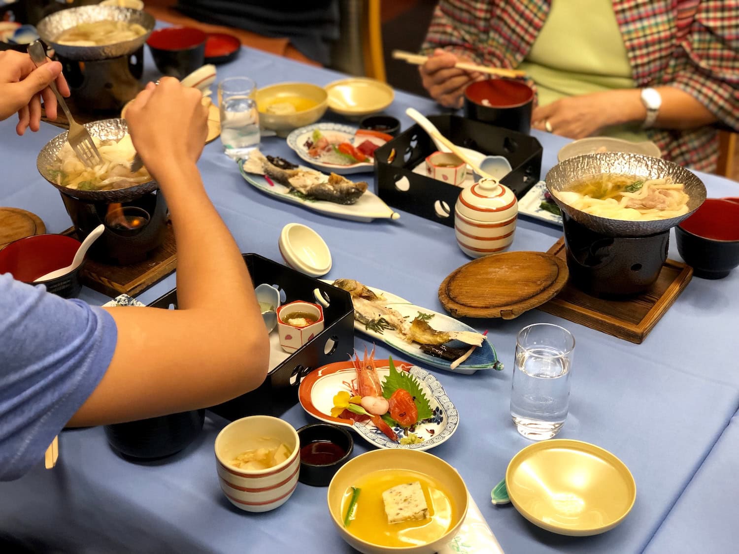 Essen in Japan: Menschen beim Kaiseki