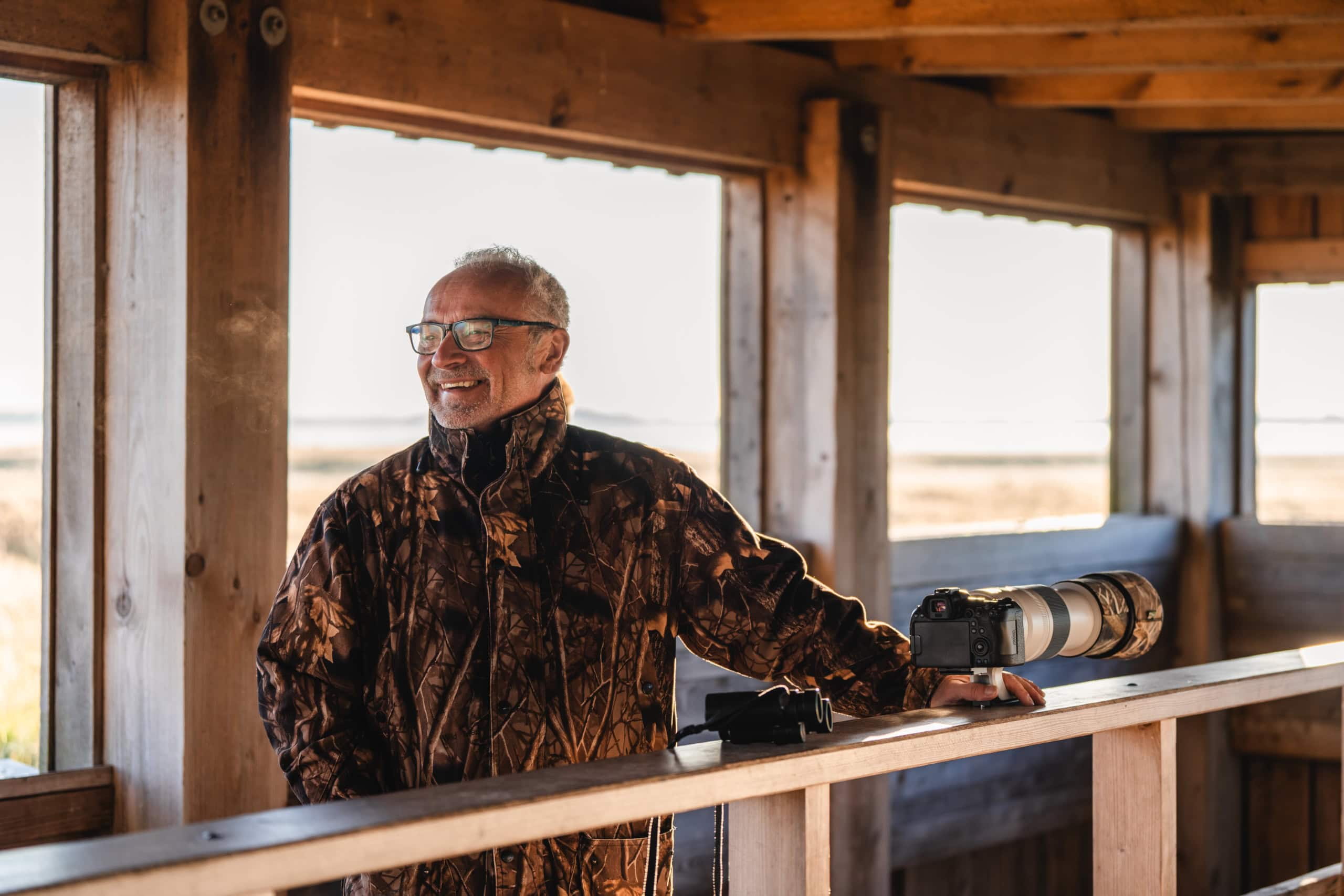 Fotograf Mario Müller lächelt und weiß, dass er gleich aus dem Vogelausguck ein tolles Foto machen wird. I Foto: TMV/Gross