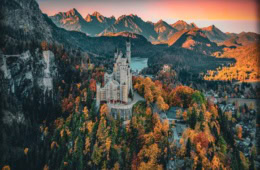 Schloss Neuschwanstein im Herbst, das neu von der Unesco ins Welterbe aufgenommen wurde