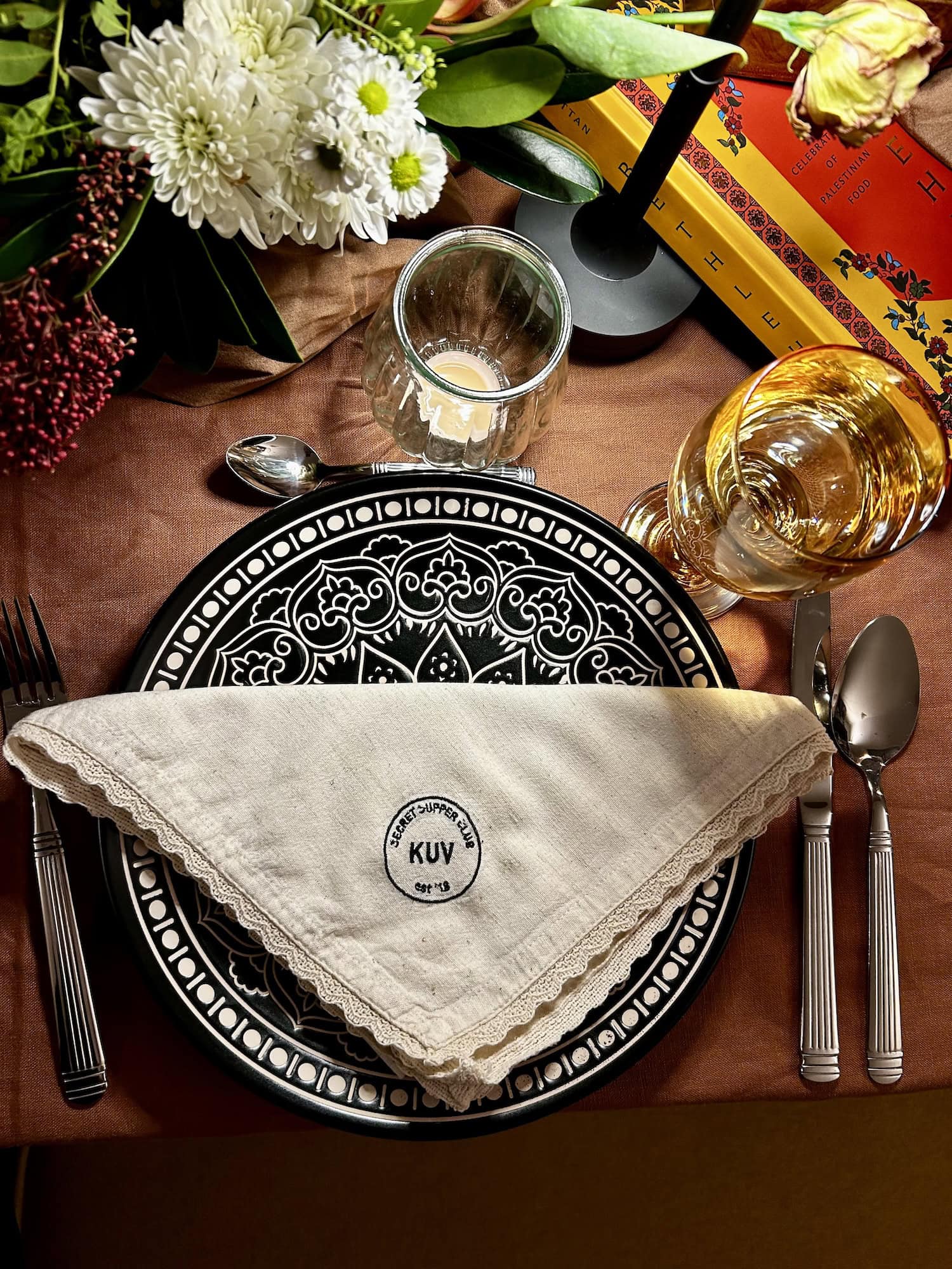 Restaurants in Dubai: Teller und Tischdecke beim Chef Kuss SupperClub