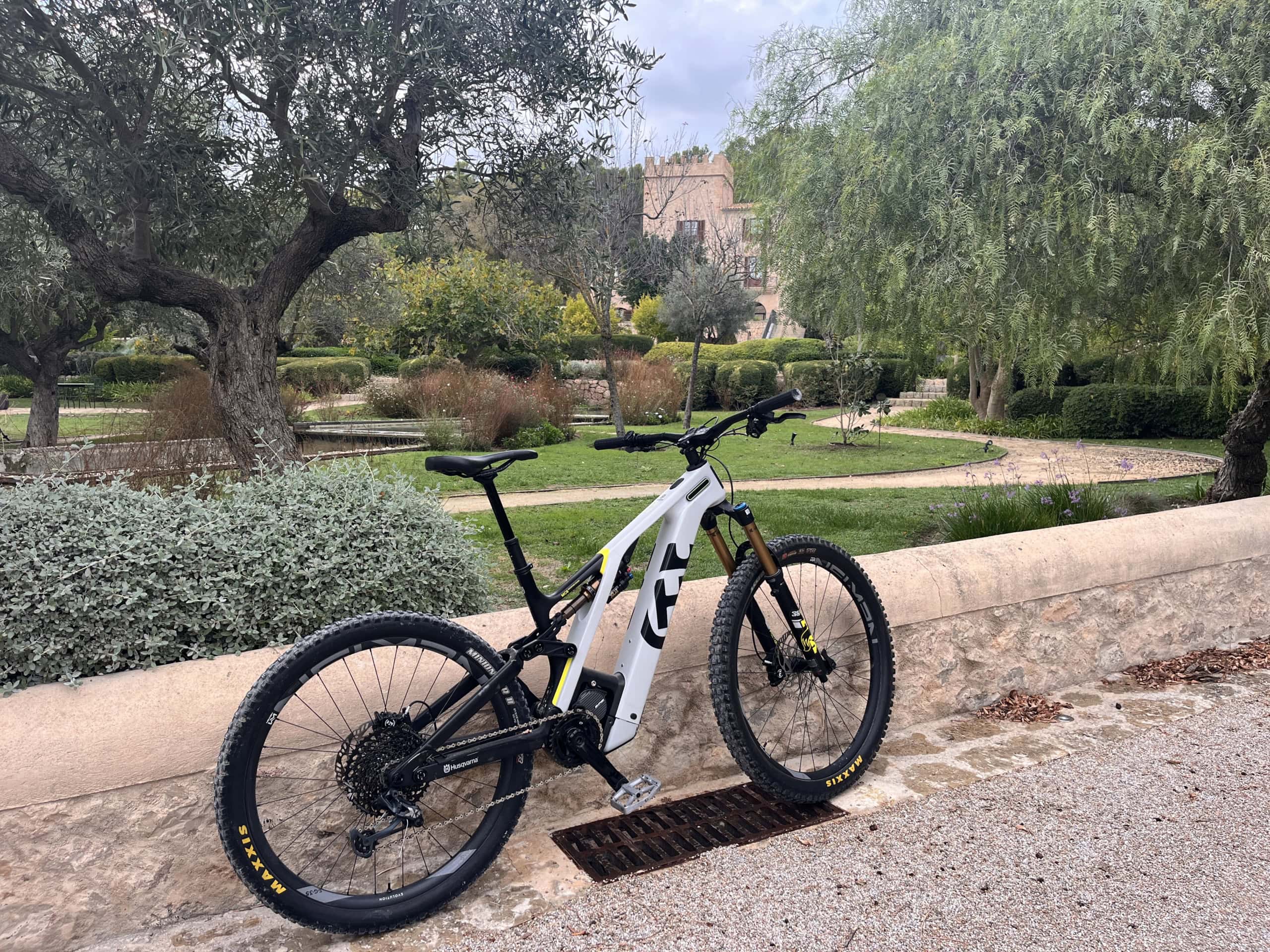 Ein E-Bike vor dem Luxushotel auf Mallorca.