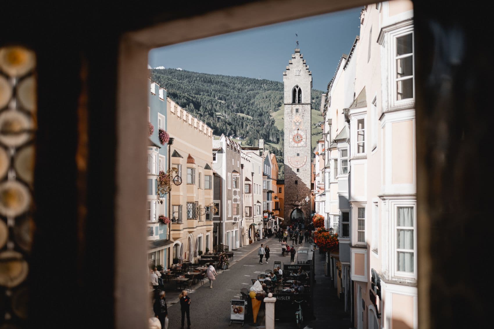 Blick von oben auf Einkaufsstraße in der Sterzinger Neustadt