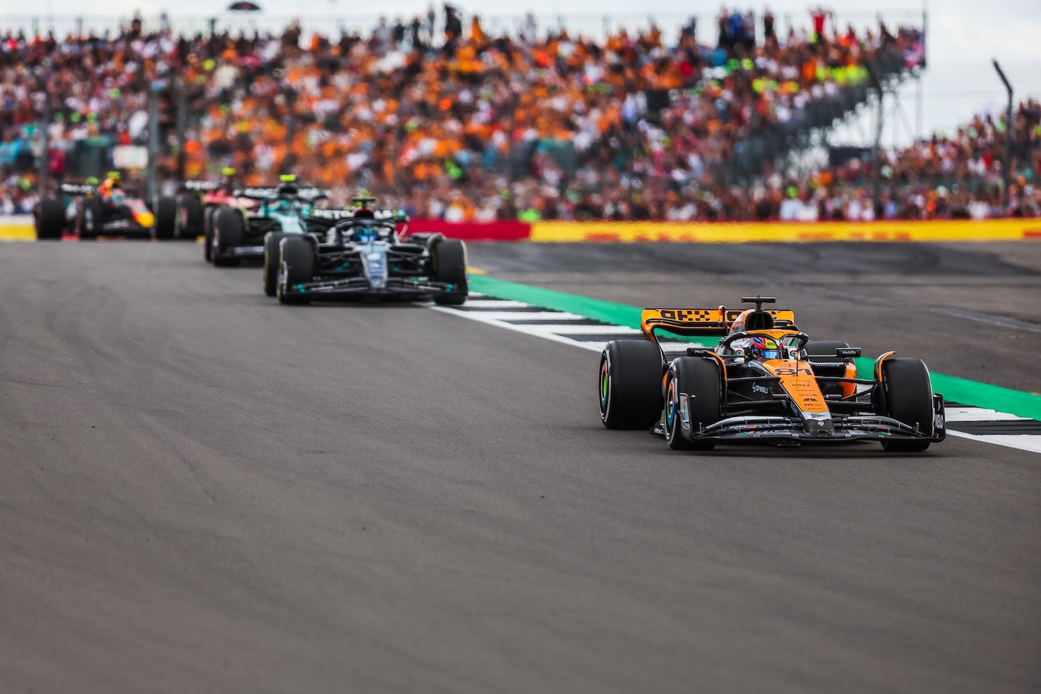 Formel 1 Rennauto auf dem Silverstone Circuit