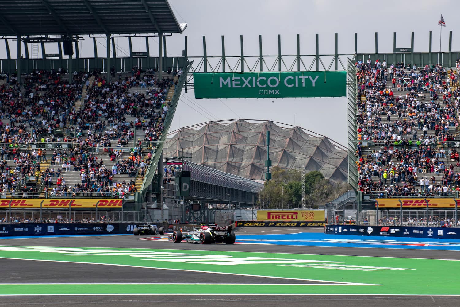 Tribüne mit Fans und Fahrbahn der Formel-Eins-Rennstrecke in Mexiko