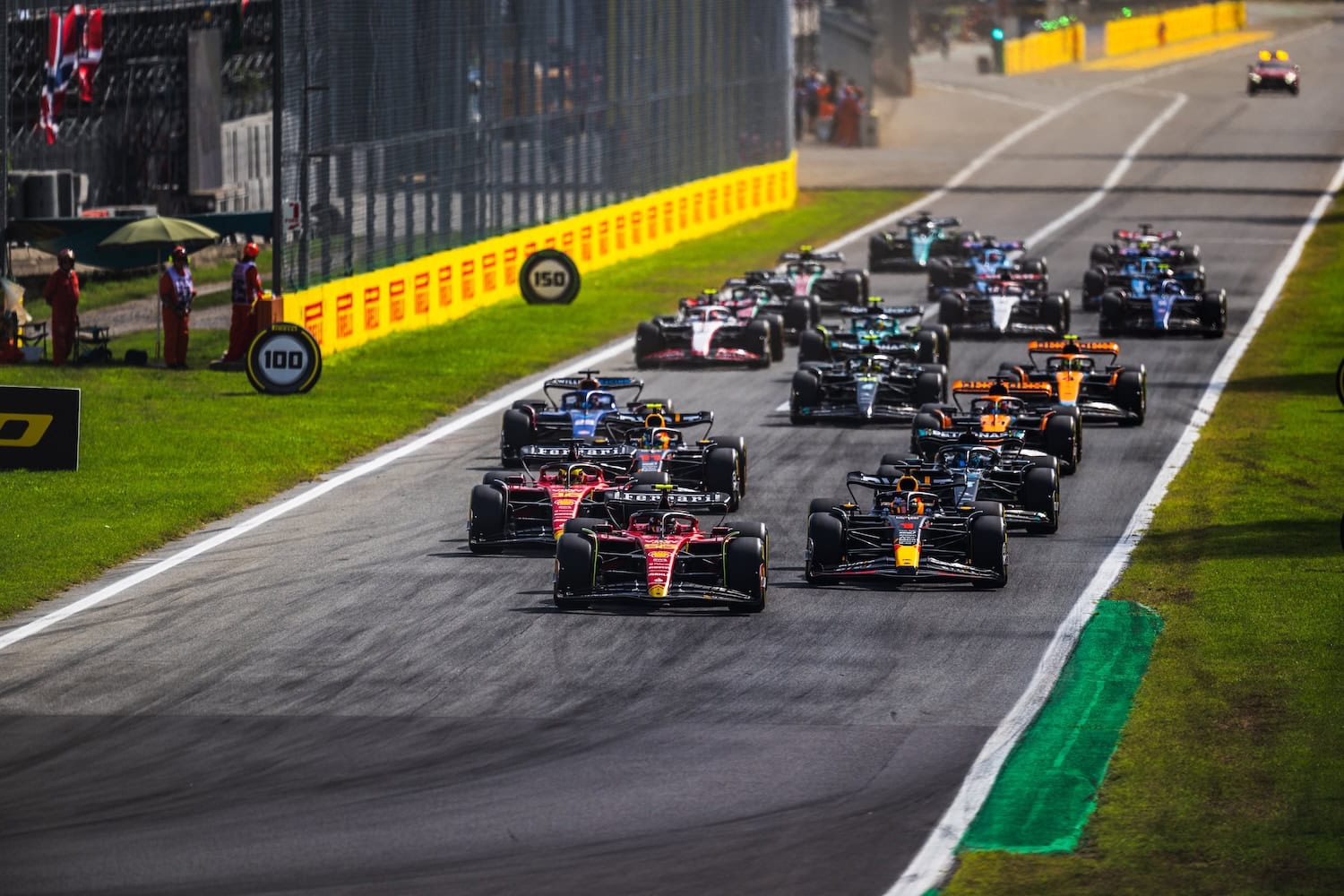 Autos beim Rennen auf der Formel1-Strecke Autodromo Nazionale Monza