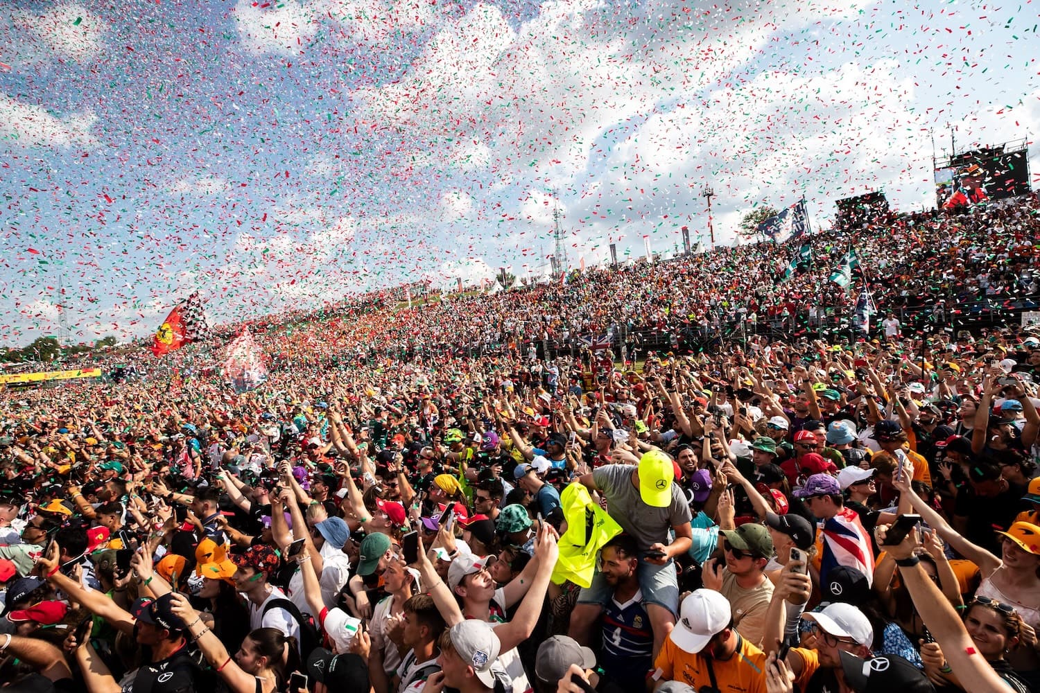 Fans auf der F1-Strecke Hungaroring Circuit bei Budapest