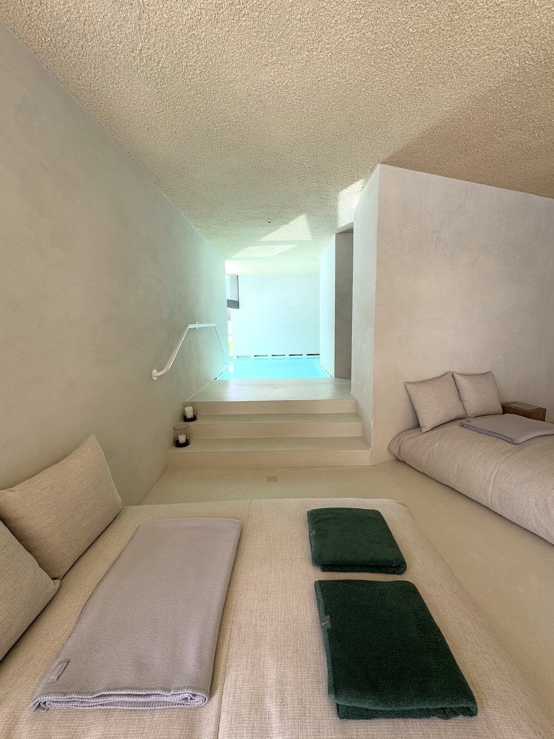 In der Villa Forestis gibt es ein hauseigenes Spa. Hier der Ruheraum mit der Treppe zum Innen- und Außenpool.