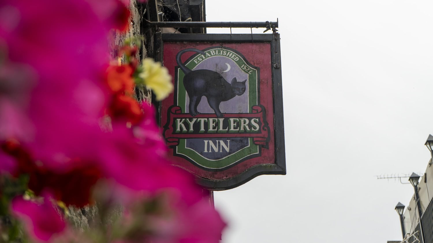 Pub "Kytelers Inn" in Kilkenny mit einer Katze im Logo