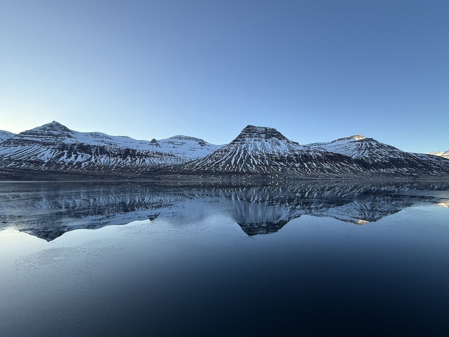 Blick auf den Fjord Reyðarfjörður auf Island