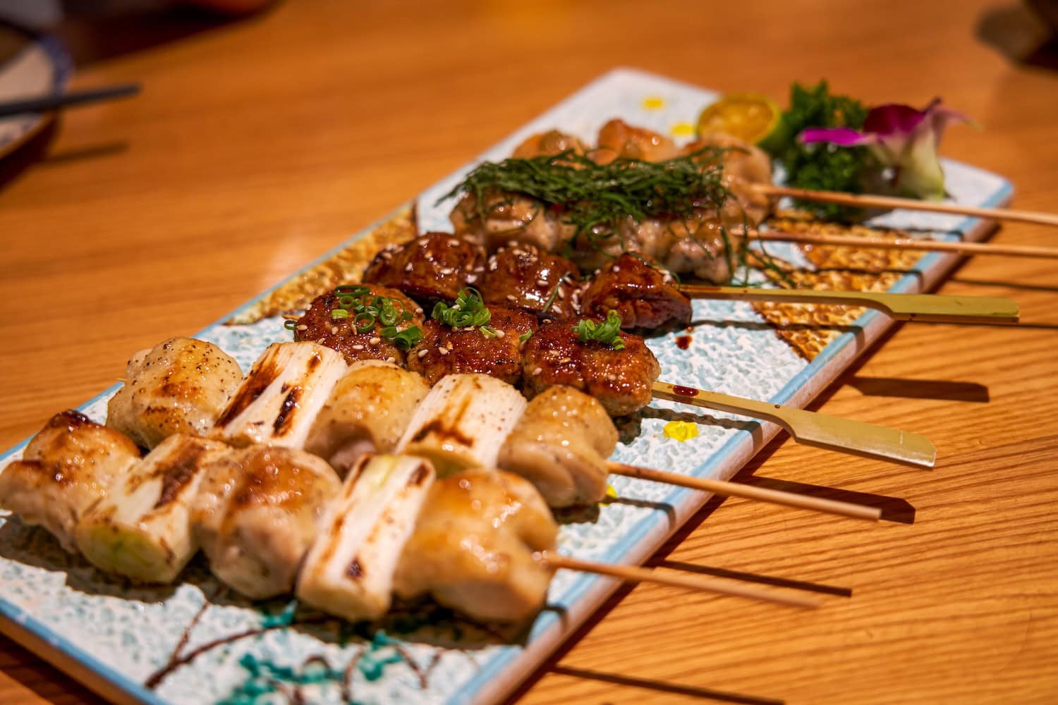 angerichtete Yakitori-Spieße in Japan im Restaurant