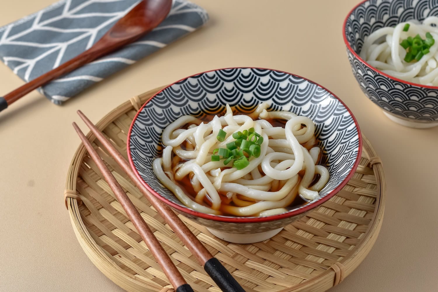dicke Udon-Nudeln in einer hübschen Schale