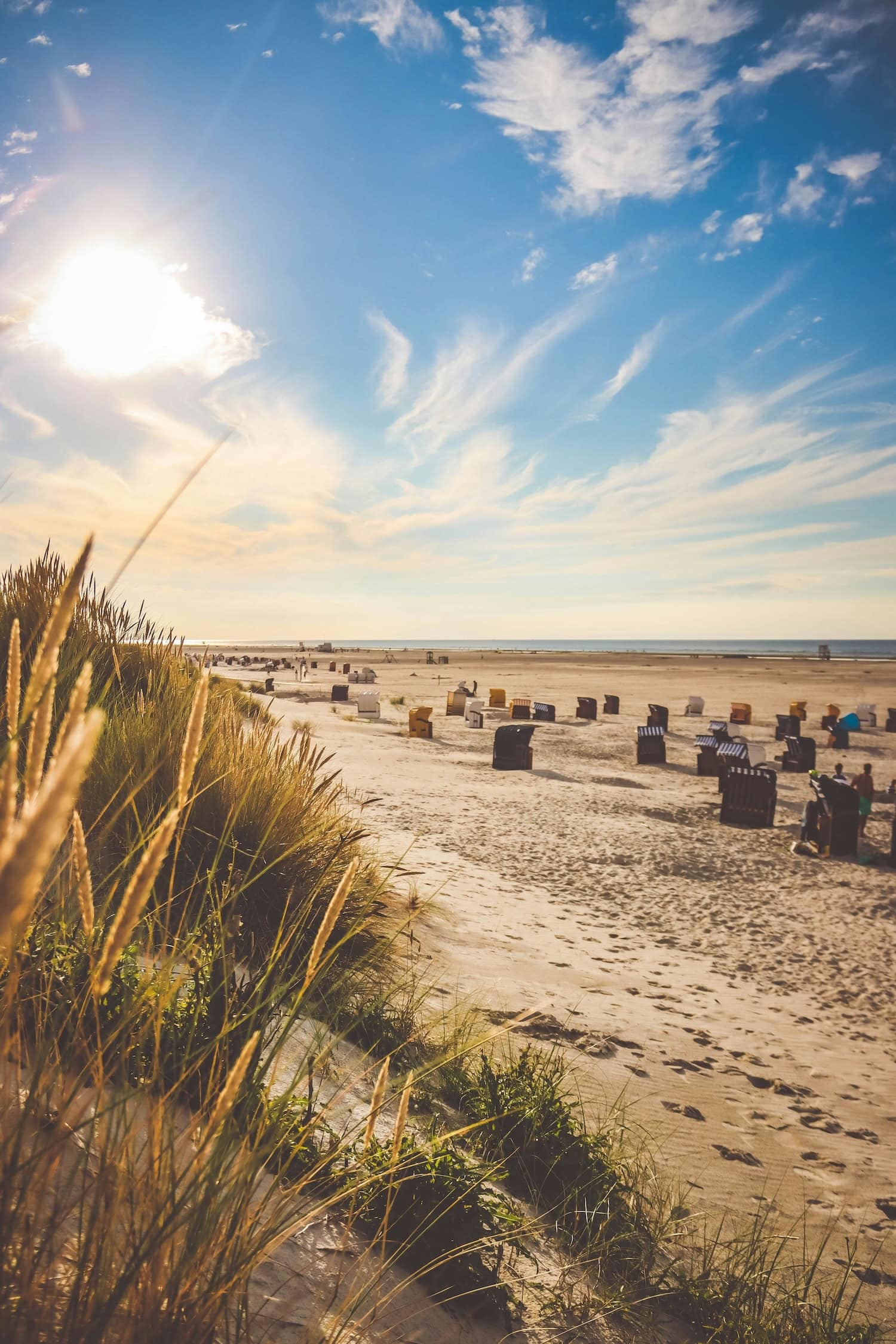 Strandkörbe und Dünen am Strand von Juist