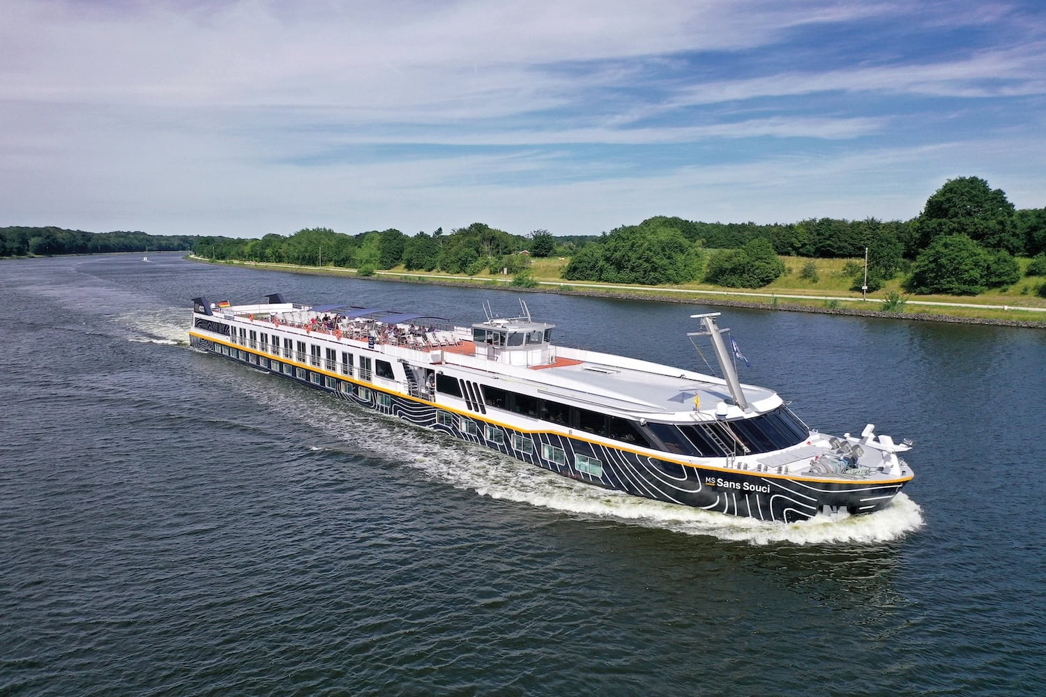 Kreuzfahrtschiff MS Sans Souci auf einem Fluss