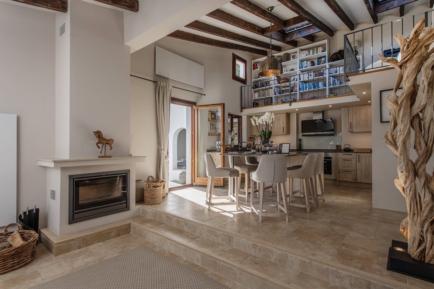 Wohnzimmer in der Finca Bella Roca mit Kamin