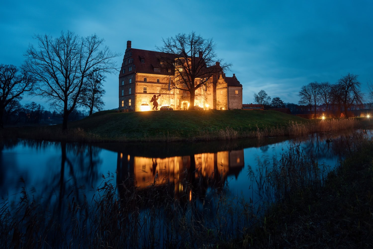 Schloss Ulrichshusen im Winter zur Weihnachtszeit.